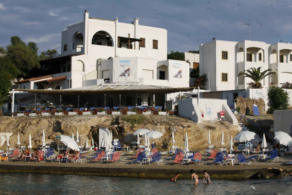 Έφοδος ΑΑΔΕ σε Κυκλάδες και Δωδεκάνησα: Μοίρασε «λουκέτα» σε πριβέ κλαμπ γνωριμιών και σε γνωστό εστιατόριο