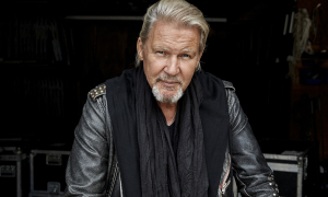 Johnny Logan: O «Mister Eurovision» έρχεται για πρώτη φορά στην Ελλάδα