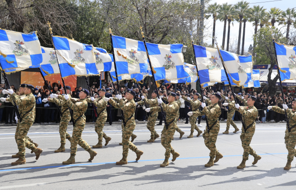 25η Μαρτίου: Πλήθος κόσμου στην στρατιωτική παρέλαση στην Αθήνα (εικόνες)