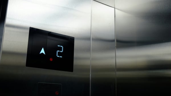Ανατροπή με τα ασανσέρ; Στο τραπέζι νέα παράταση