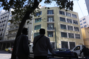 Θρίλερ με νεκρό άνδρα στην Ομόνοια: Φώναζε «βοήθεια» πριν πέσει στο κενό