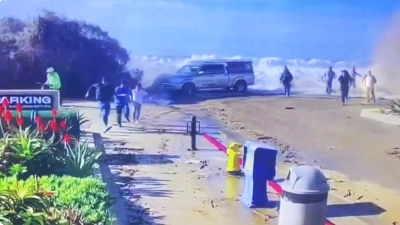 Πελώριο κύμα «κατάπιε» ανθρώπους και αυτοκίνητα σε παραλία της Καλιφόρνια