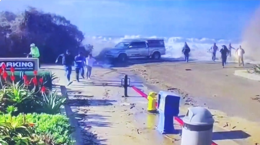 Πελώριο κύμα «κατάπιε» ανθρώπους και αυτοκίνητα σε παραλία της Καλιφόρνια