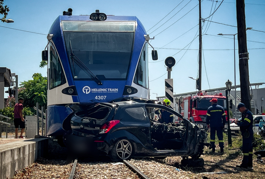 Πάτρα: Η στιγμή που το αυτοκίνητο συγκρούεται με τρένο του Προαστιακού (Εικόνες και Βίντεο)