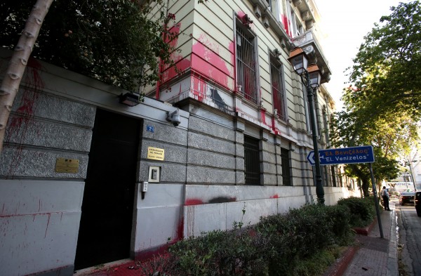 Σύλληψη 22χρονου για την επίθεση του Ρουβίκωνα στη γαλλική πρεσβεία