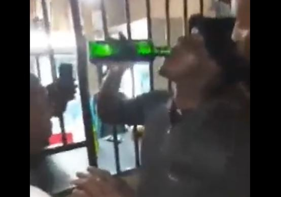 Τραγική κατάληξη σε διαγωνισμό ποτού: Κατέβασε ένα μπουκάλι σε δύο λεπτά και ήταν το τελευταίο του (βίντεο)