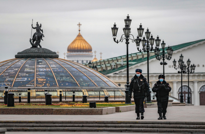 Παραδόθηκε στην αστυνομία ο άνδρας που κρατούσε σε ομηρεία έξι παιδιά σε διαμέρισμα στην Αγία Πετρούπολη