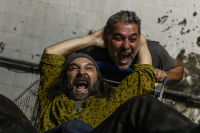 Άνθρωποι και Ποντίκια: Sold out και νέες ημερομηνίες παραστάσεων για τον Βασίλη Μπισμπίκη