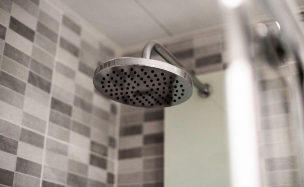 Δερματολόγος: Τα 3 σημεία του σώματος που ξεχνάτε να πλύνετε στο ντους