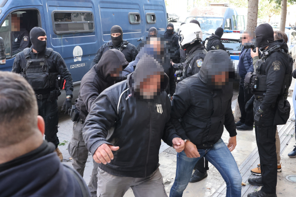 Κρήτη: Στα χέρια της ΕΛ.ΑΣ κύκλωμα δουλεμπόρων - 21 συλλήψεις