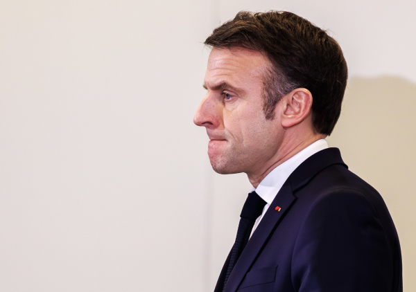 Οι ευχές Μακρόν στον βασιλιά Κάρολο για «ταχεία ανάρρωση»