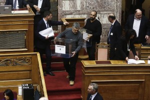 Novartis: «Μαραθώνιος» στην Ολομέλεια της Βουλής με 10 κάλπες για το πόρισμα