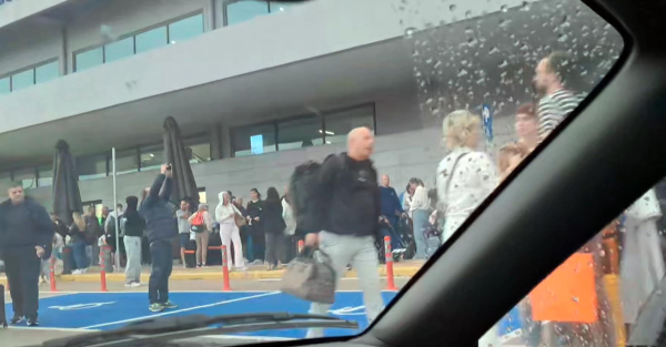 Ντροπιαστικές εικόνες στη Ζάκυνθο: Προβλήματα στο αεροδρόμιο λόγω κακοκαιρίας - Άφησαν τον κόσμο στον δρόμο (Βίντεο)