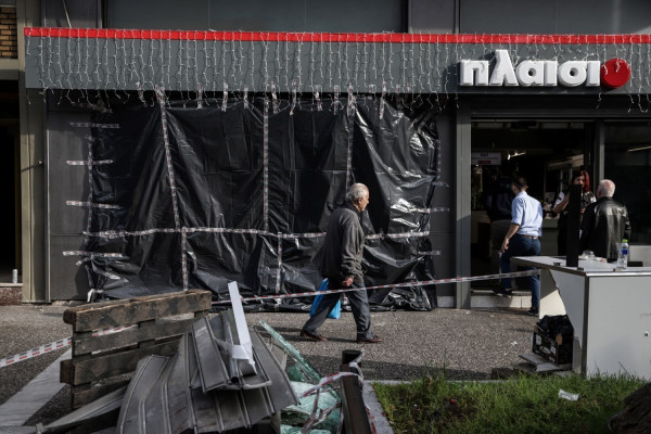 Γυαλιά-καρφιά στο Περιστέρι: Μπούκαραν με αυτοκίνητο σε κατάστημα γνωστής αλυσίδας (vid)