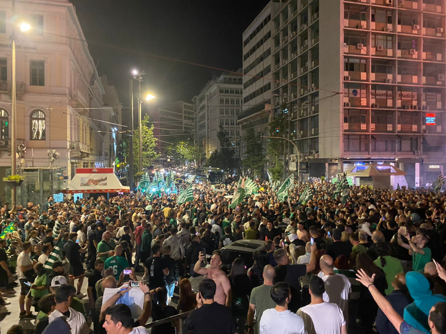 «Πλημμύρισαν» την Αθήνα οι φίλαθλοι του Παναθηναϊκού - Γλέντι με ξέφρενους πανηγυρισμούς στην Ομόνοια