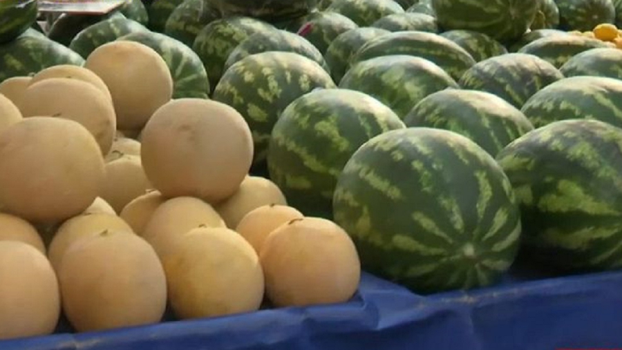 Παραγωγός σε λαϊκή αγορά τα «πήρε» χωρίς λόγο με δημοσιογράφο: «Πήγαινε πρώτα στο χωράφι και μετά έλα» (βίντεο)