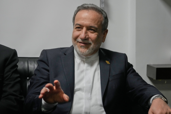 Το Ιράν ανοίγει πλήρως τα Στενά του Ορμούζ για τα εμπορικά πλοία