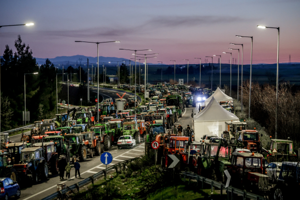 Οι αγρότες αποφασίζουν σήμερα για τα μπλόκα: Τα σενάρια για την επόμενη μέρα