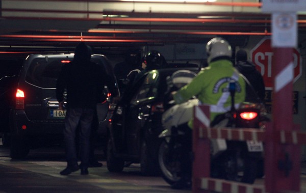 Βόμβες μολότοφ, κροτίδες, σιδηρογροθιές και άλλα όπλα βρήκε η Αντιτρομοκρατική στα σπίτια ακροδεξιών