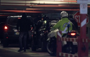 Βόμβες μολότοφ, κροτίδες, σιδηρογροθιές και άλλα όπλα βρήκε η Αντιτρομοκρατική στα σπίτια ακροδεξιών