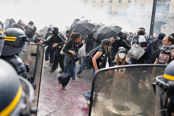 Το μαθητικό κίνημα παραλύει τη Γαλλία - 450.000 διαδηλωτές σε όλη τη χώρα, οι 100.000 στο Παρίσι (Βίντεο)