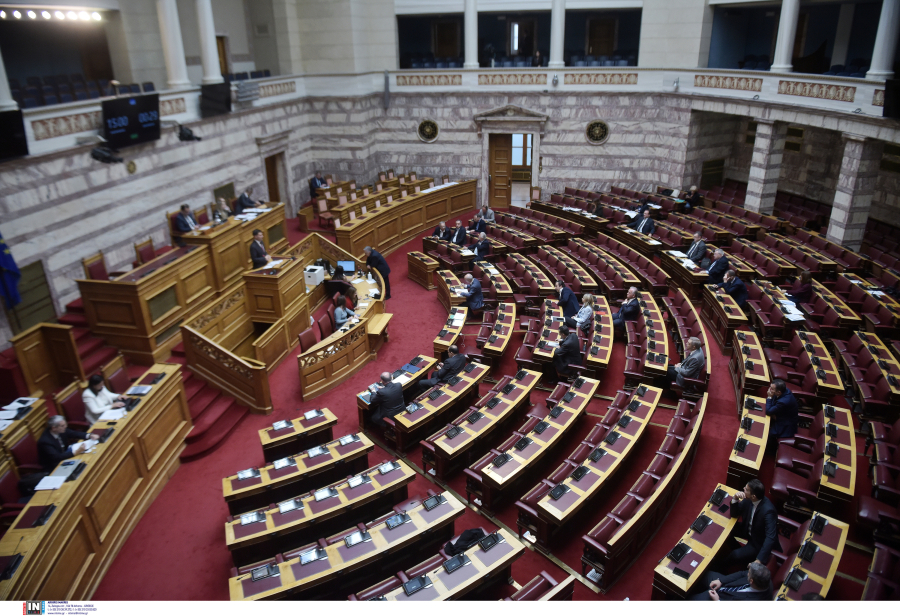 Βουλή: Νέα σύγκρουση κυβέρνησης ΠΑΣΟΚ για τον κατώτατο – Πυρά από σύσσωμη την αντιπολίτευση