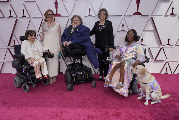 Judith Heumann, Nicole Newnham, James LeBrecht, Sara Bolder, Andraea LaVant και ο σκύλος συνοδός Gofi LaVant