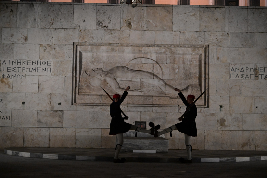 Βήμα πίσω από Δένδια για τον Άγνωστο Στρατιώτη: Αναθέτει σε εταιρεία την καθαριότητα του Μνημείου