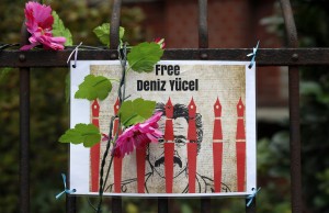 Τουρκία: Ελεύθερος ο Γερμανός δημοσιογράφος Ντενίζ Γιουτζέλ