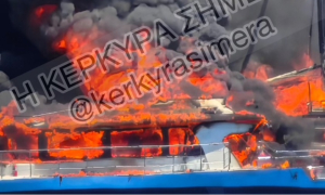 Παξοί: Φωτιά σε τουριστικό σκάφος – Επεκτάθηκε και σε δεύτερο (βίντεο)