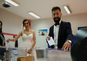 Με το νυφικό στο εκλογικό κέντρο - Από την εκκλησία στην... κάλπη (pics)