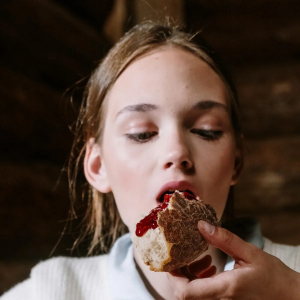 Mindful eating: Πώς να σταματήσεις το συναισθηματικό φαγητό