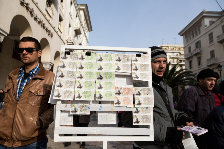 Το Λαϊκό Λαχείο μοιράζει 2.300.000 ευρώ στην αποψινή κλήρωση