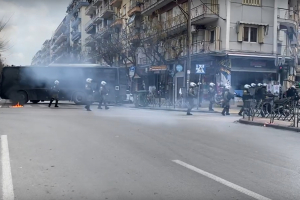 Συγκέντρωση για τα Τέμπη: Επεισόδια και χημικά τώρα στη Θεσσαλονίκη (βίντεο)