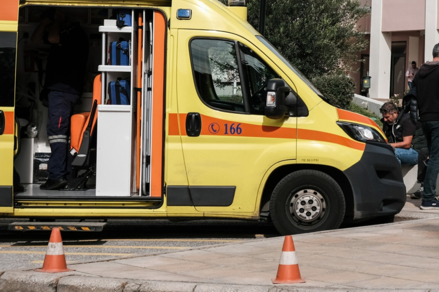 Αλεξανδρούπολη: Άνοιξε η πόρτα του ασθενοφόρου και βρέθηκε στον δρόμο ασθενής μαζί με το φορείο
