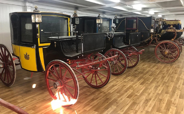 ΥΠΠΟΑ: Αποκαθίστανται οι 12 άμαξες της πρώην βασιλικής οικογένειας