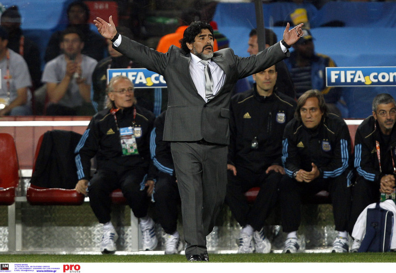 Πέθανε ο θεός του ποδοσφαίρου Ντιέγκο Μαραντόνα