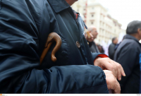 Ποιοι εργαζόμενοι συνταξιούχοι γλιτώνουν το «μαχαίρι» στις συντάξεις