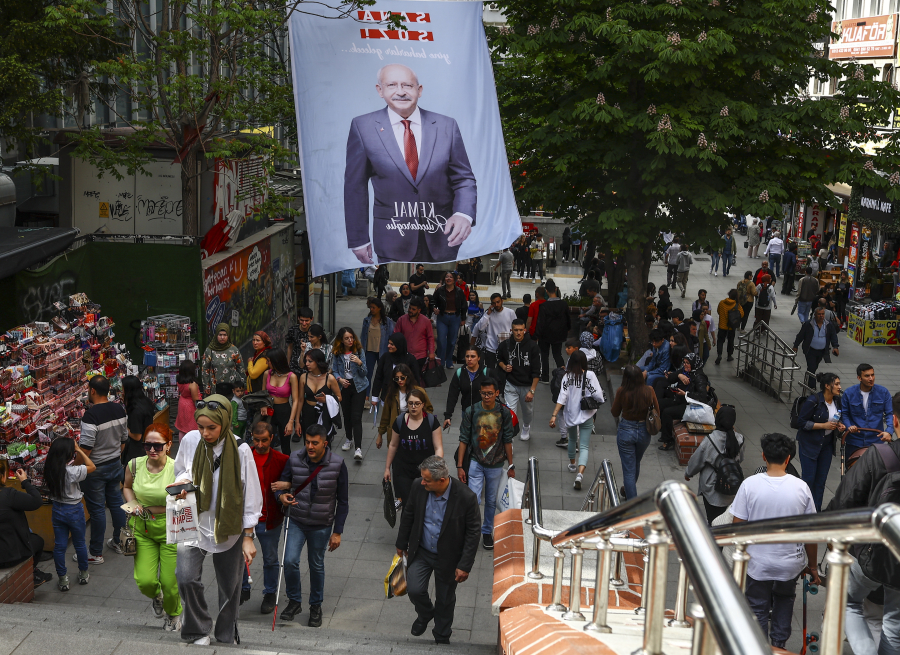 Εκλογές Τουρκία: Θα «αναστήσουν» και νεκρούς, ψήφισε με φιάλη οξυγόνου