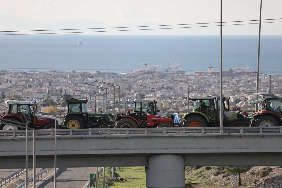 Οργή αγροτών με φόντο τα Χριστούγεννα - Παραμένουν στα μπλόκα, κρίσιμες αποφάσεις σήμερα