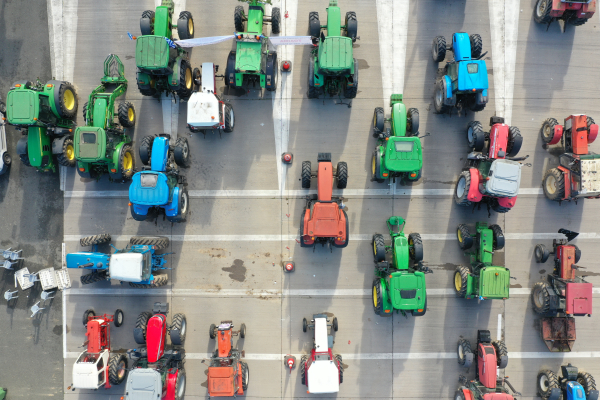 Βαρύ κλίμα και τριβές στη ΝΔ για το μέτωπο κυβέρνησης- αγροτών στα μπλόκα