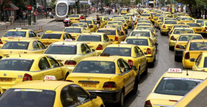 Συλλήψεις οδηγών ταξί για «πειραγμένα» ταξίμετρα και πλαστές άδειες