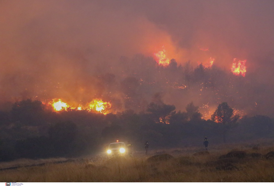 Φωτιά στην Πάρνηθα: Αναζωπύρωση στη Φυλή, βελτιωμένη εικόνα σε Ροδόπη, Βοιωτία και Έβρο