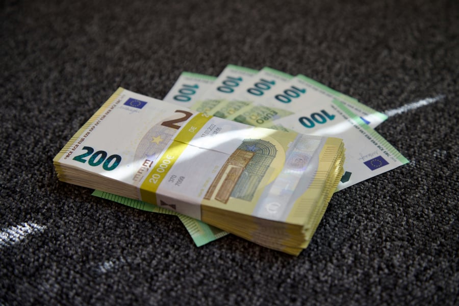 Αμετάβλητα τα κριτήρια χορήγησης δανείων σε επιχειρήσεις και νοικοκυριά