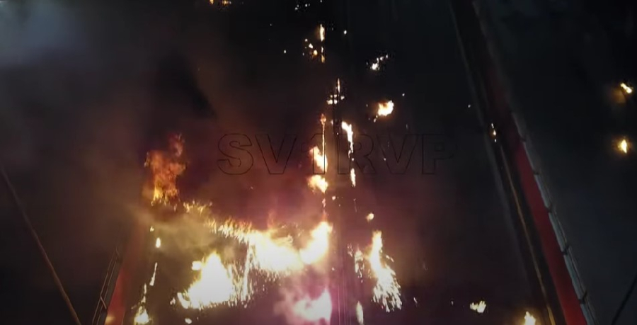 Η «εκρηκτική» Ανάσταση στο Νέο Κόσμο: Βεγγαλικά και μολότοφ έκαναν τη νύχτα μέρα