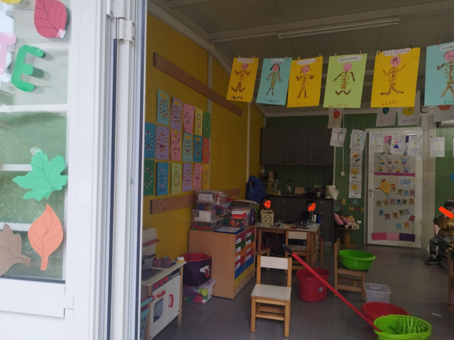 Εικόνες ντροπής σε Νηπιαγωγείο: Με κουβάδες το μάθημα λόγω βροχής - Και χωρίς ρεύμα