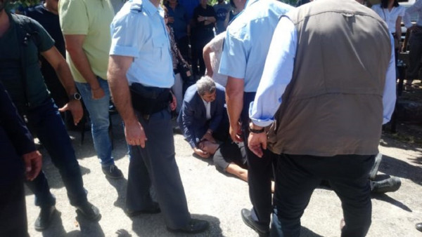 O Πολάκης έσωσε άνδρα με κρίση επιληψίας σε εκδήλωση στα Σφακιά (pics)