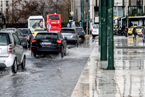 Συνεχίζεται η κακοκαιρία: Μέχρι το μεσημέρι της Δευτέρας τα έντονα φαινόμενα - Νέο έκτακτο δελτίο από την ΕΜΥ