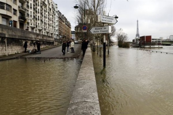 Παρίσι: Εκκενώσεις σπιτιών λόγω της ανόδου της στάθμης του Σηκουάνα