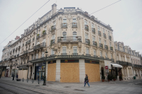 Γαλλία: Σε «κόκκινο συναγερμό» οι Αρχές για τις νέες διαδηλώσεις - Κλείνουν σταθμοί του Μετρό, σανίδες σε παράθυρα και βιτρίνες καταστημάτων